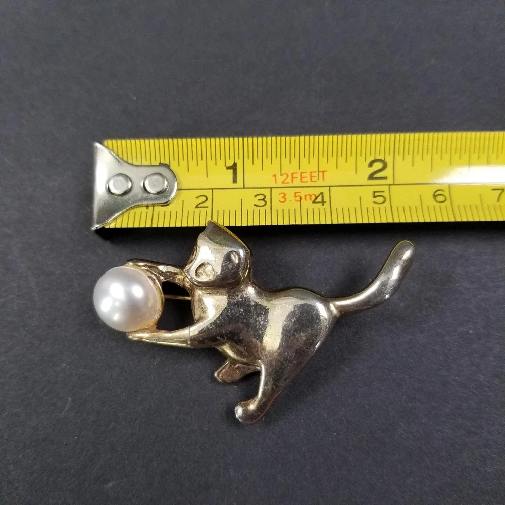 Vintage Gold Tone Playful Cat Brooch with Faux Pearl Ball Feline‎ Lapel Pin